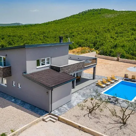 Modern With Private Pool Vila