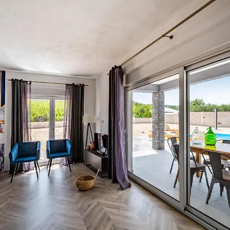 Modern With Private Pool Vila