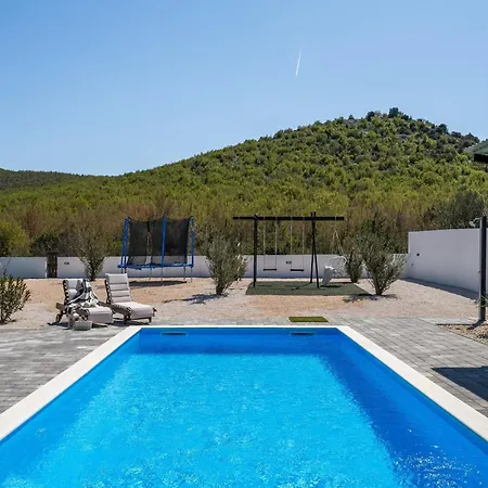 Vila Modern With Private Pool